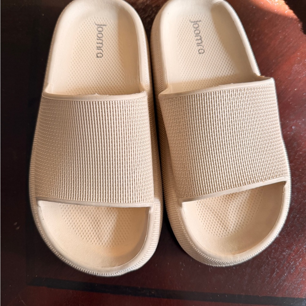 Joomra Women's Cream Slippers